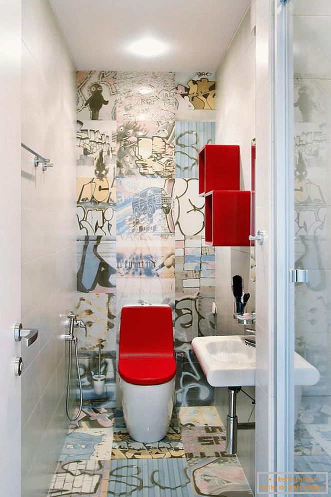 Toaletă cu un capac roșu aprins într-o toaletă decorată extravagant