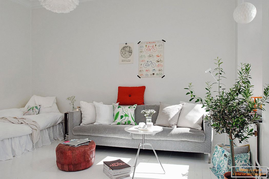 Interiorul unui mic apartament în culoare albă