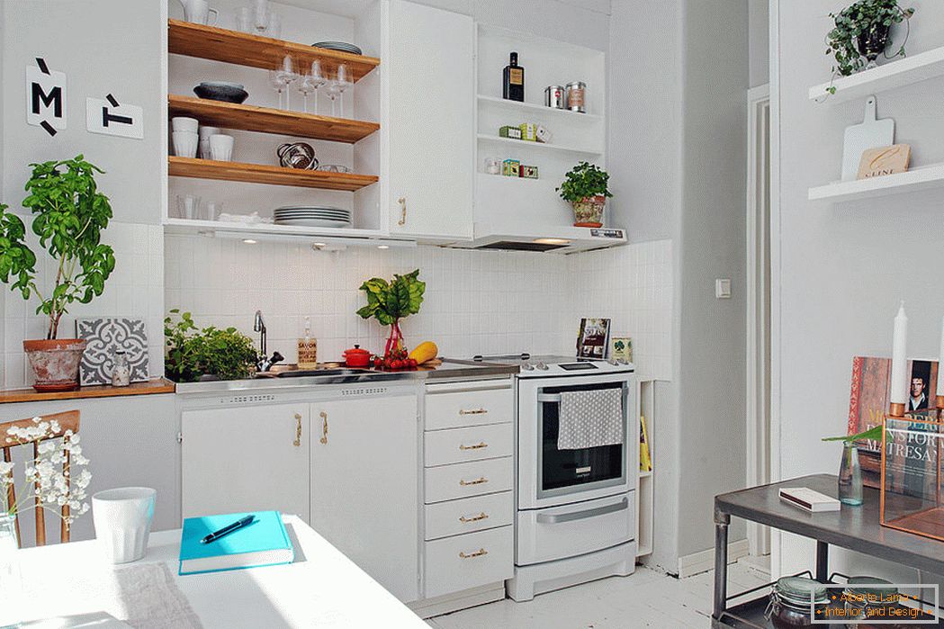 Interiorul unei bucătării mici, în culoarea albă
