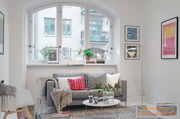 Camera de zi a unui apartament mic în stil scandinav