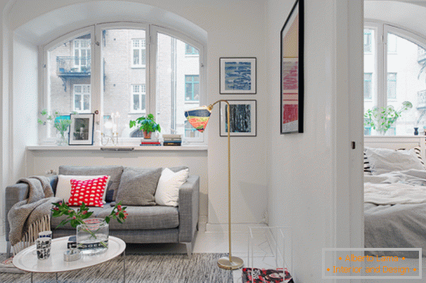 Camera de zi și dormitorul unui mic apartament în stil scandinav