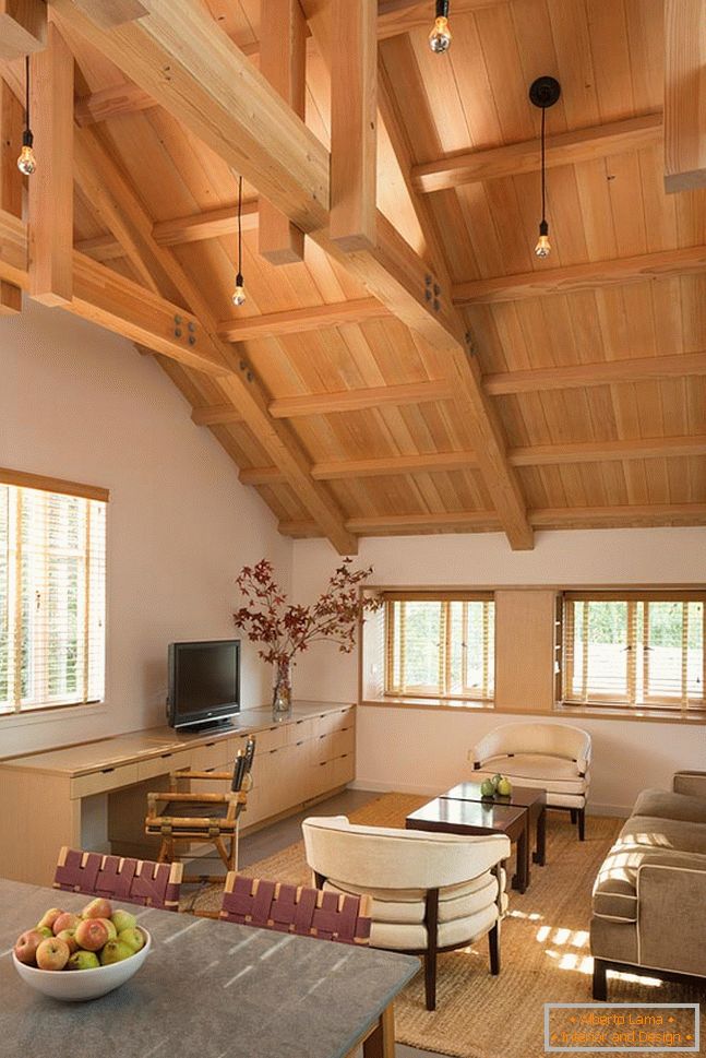 Interiorul unei mici case din lemn - гостиная