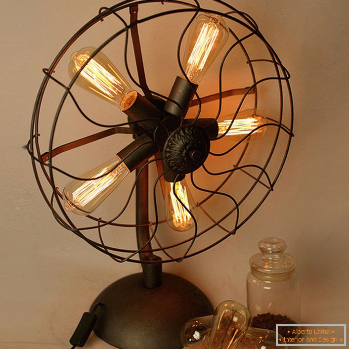 O lampă de masă sub forma unui ventilator vechi va