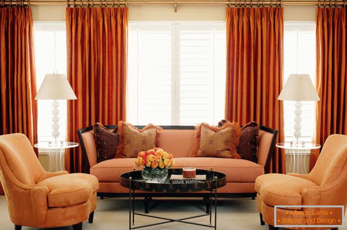 Un exemplu de combinație ideală de perdele romane translucide și draperii grele de tapiserie sub culoarea interiorului livingului și mobilierului.