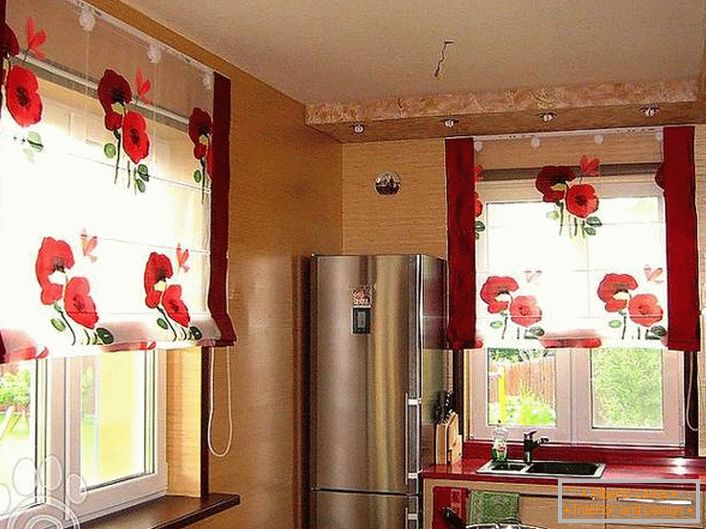 Bucătărie veselă cu perdele translucide, cu flori roșii strălucitoare.