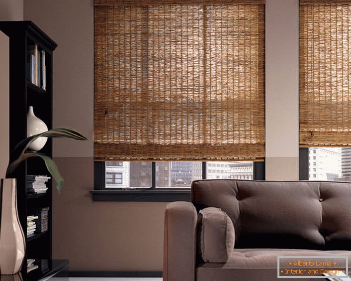 Perdele de ridicare din bambus - o versiune non-standard a designului interior al unui living sau birou modern.