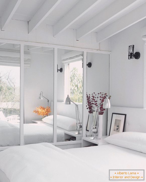 Oglinzi pe peretele din dormitor
