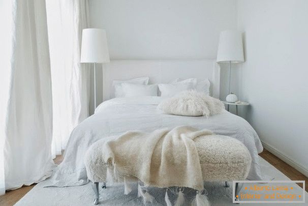 Dormitor alb cu ferestre panoramice