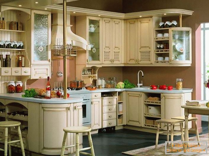 Bucătărie frumoasă, confortabilă și locuibilă în stilul Provence.