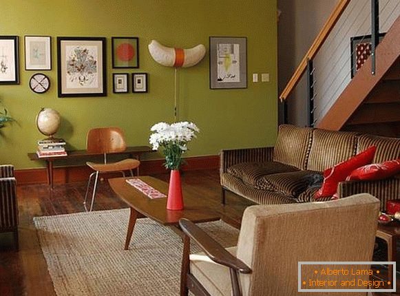Tapet verde și mobilier brun în interior
