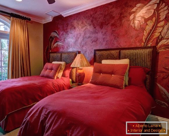 Fotografia stucco roșie venețiană din interiorul dormitorului