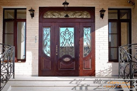 Ușile frumoase de intrare din lemn, fotografia 35