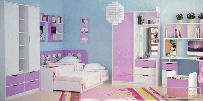 Pale roz in combinatie cu albul este potrivit pentru decorarea mobilierului modular pentru o tanara doamna. Finisarea pereților de culoare albastră se concentrează în mod favorabil pe setul de mobilier.