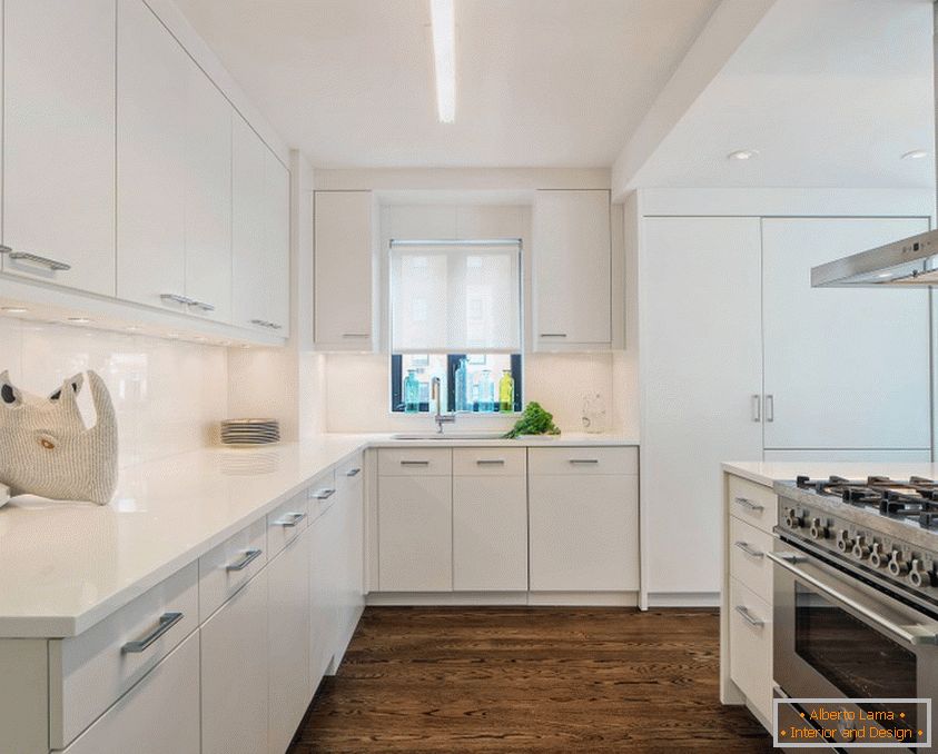 Bucătărie modernă, în tonuri albe, cu un pod intunecat și un tavan perfect alb