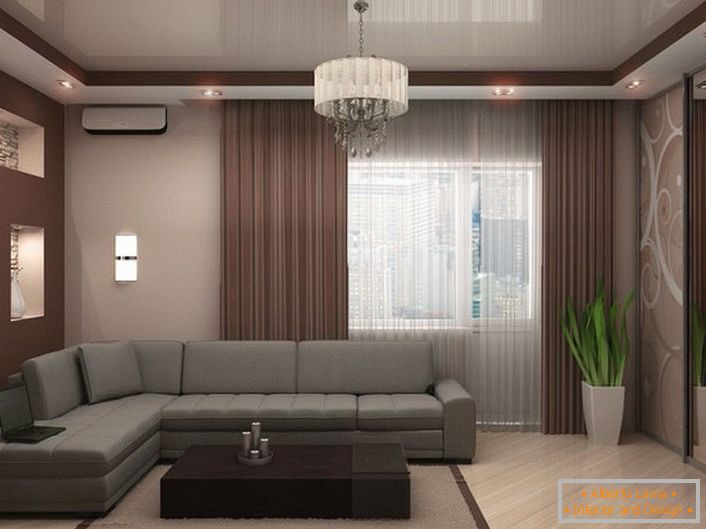 Înălțimea plafonului alb-bej în două etaje se potrivește organic într-o cameră elegantă pentru oaspeți.