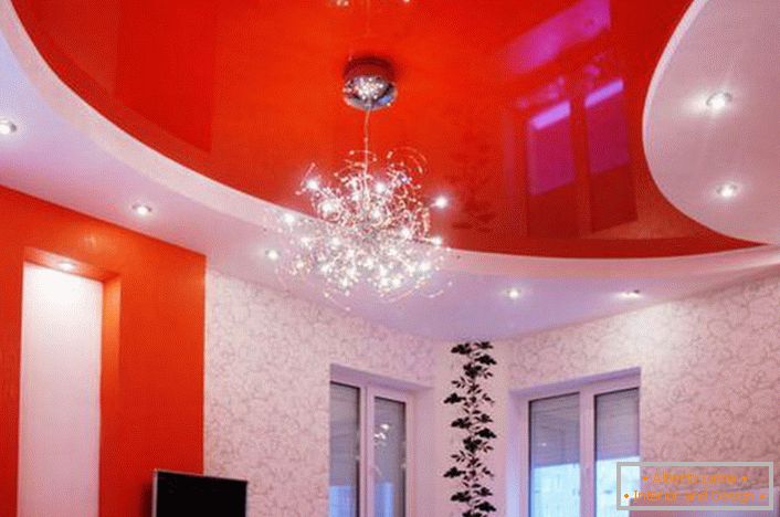 Tavanul de culori roșii nobile se potrivește perfect în conceptul general de stil.