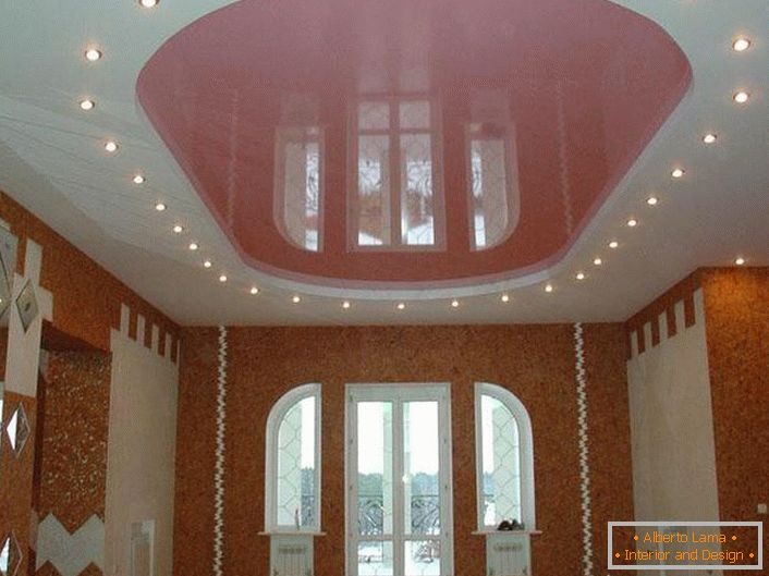 Tavan stretch oval roz cu iluminare cu LED-uri într-o cameră mare într-o casă de țară.