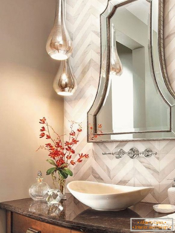 Oglindă clasică deasupra chiuvetei din baie