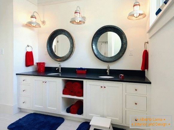Oglinzi rotunde strălucitoare în fotografia de la baie