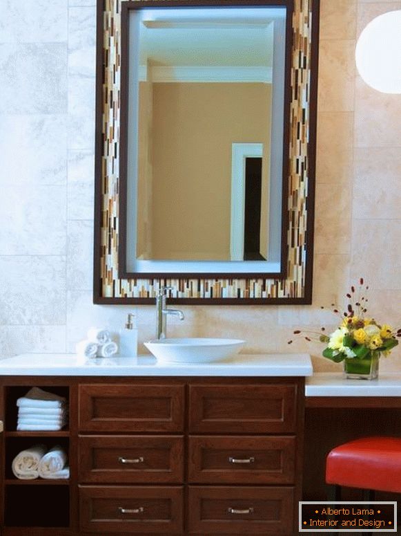 Oglindă modernă în cadrul cadrului pentru baie