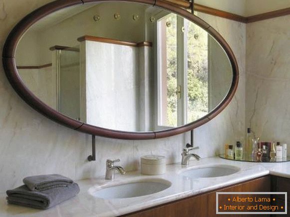 Oglindă ovală mare în baie