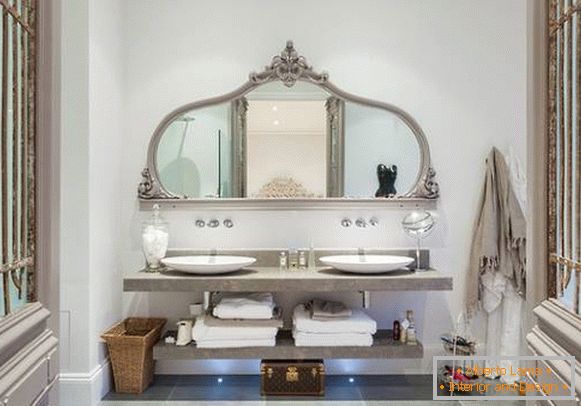 Oglindă elegantă, cu rafturi în baie
