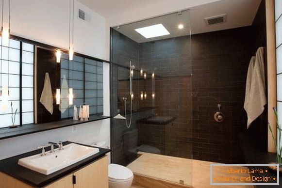 Oglindă elegantă în baie cu raft