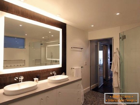 Oglindă dreptunghiulară cu iluminare în baie