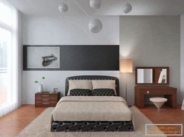 Un pat mare în stil minimalist este tapițat în piele. O soluție interesantă pentru un dormitor elegant.