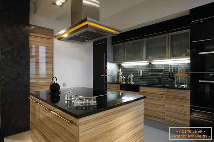 Bucătăriile în stilul minimalismului sunt atractive cu o planificare adecvată. O caracteristică distinctivă a stilului este plasarea suprafeței de lucru a bucătăriei în centrul încăperii.