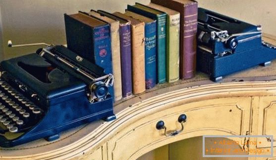 Decor de decor: cărți și mașini de scris