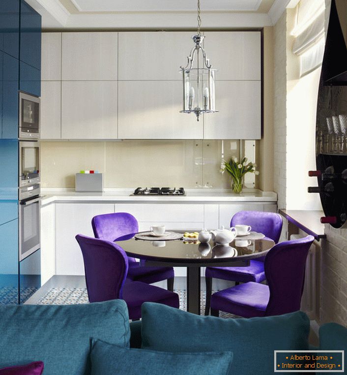 Stilul eclectic este grozav pentru o bucătărie mică. Dark turquoise este combinată favorabil cu albul neutru, făcând vizual spațiul mai mare.
