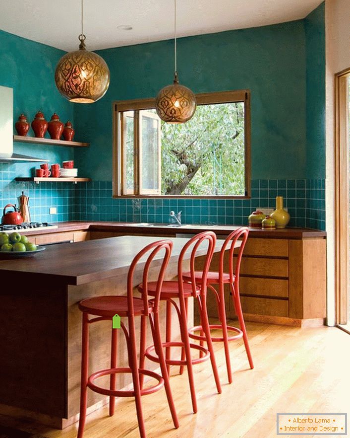 Decorarea cu pereți turcoaz în bucătărie face camera mai spațioasă. Lacosul, mobilierul modest se potrivește perfect în interiorul general, în stilul eclectismului.