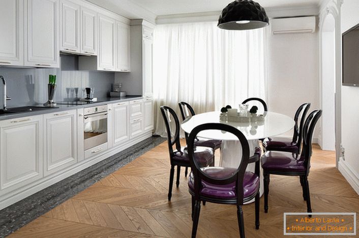 Bucătărie interioară albă, cu accente de culoare gri închis în stil eclectic. Scaune interesante cu spatele transparent și tapițerie moale moale.