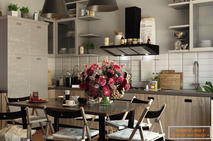 Spațiul de bucătărie este decorat în stil eclectic. Simplitatea și modestia setului de mobilier sunt completate de compoziții din flori.
