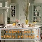 Interiorul bucătăriei în casă în stilul Provence