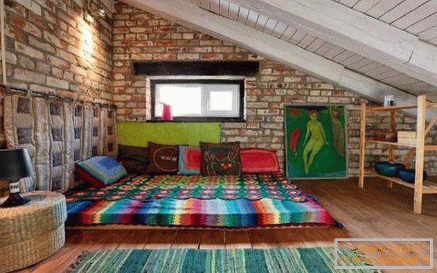 Bold dormitor modern de design într-o casă de țară