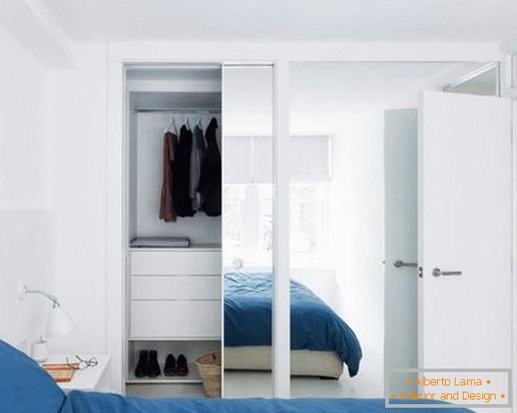 Dulapuri încorporate în compartiment - dulap alb în dormitor