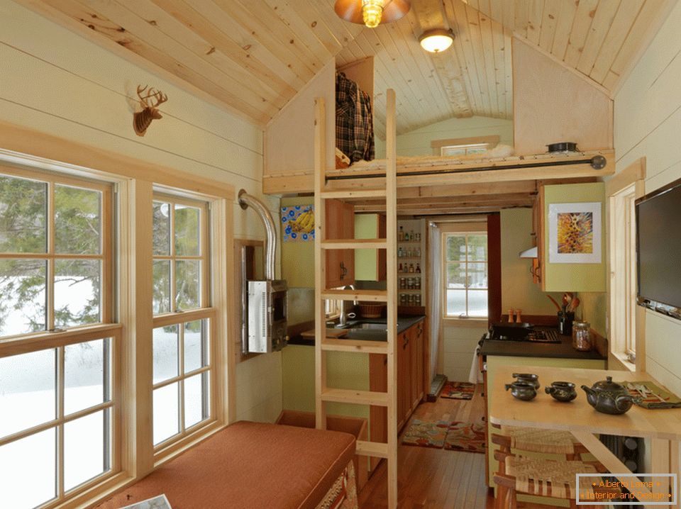 Interiorul unei mici cabane pe două nivele