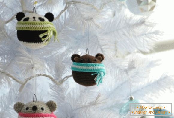 Ursuri tricotate pentru decorarea copacului de Crăciun
