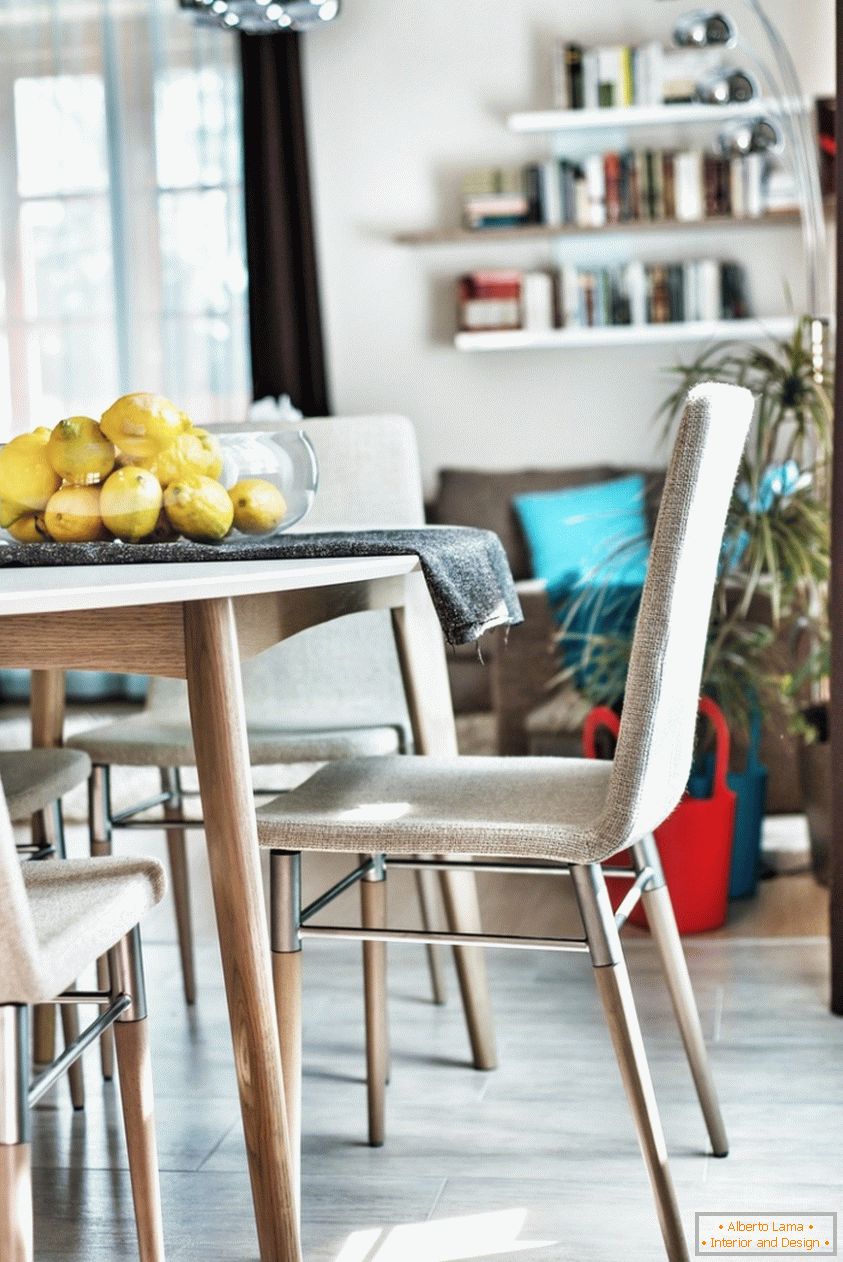Design interior al sala de mese, masa cu lămâi