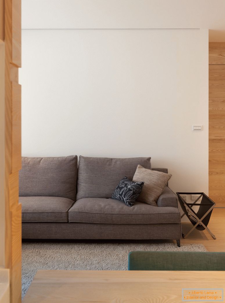 Canapea în interiorul unui apartament cu trei camere