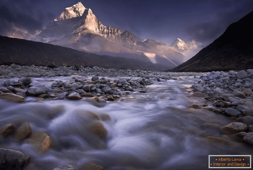 Râul de munte din Nepal