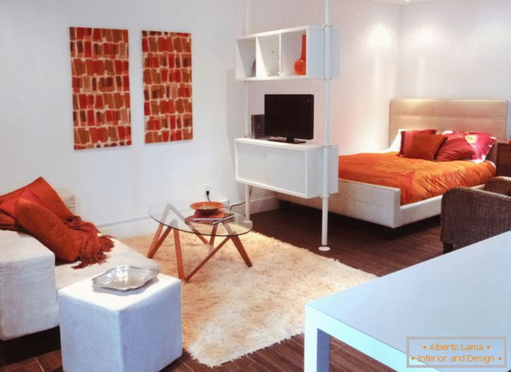 Interiorul unui apartament studio alb, cu accente portocalii