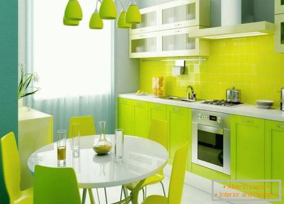 Bucătărie verde frumos în interiorul apartamentului