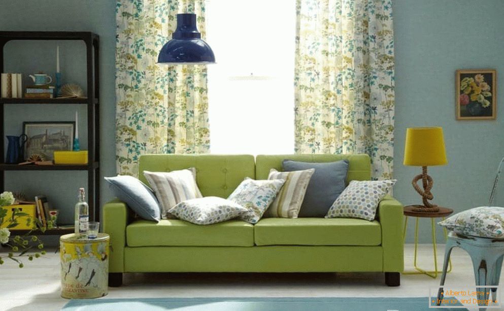 Camera de zi în albastru cu o canapea verde