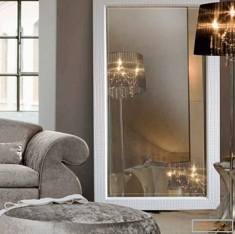 O oglindă și o lanternă într-un divan