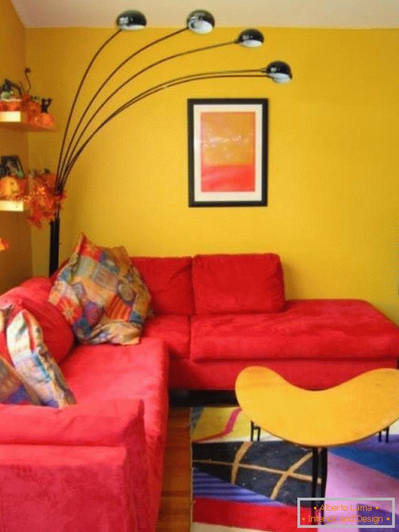 Canapea roșie în camera de zi galbenă