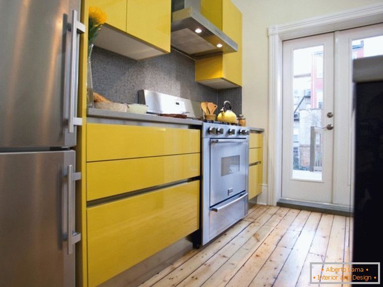 Aplicarea culorii galbene în interiorul bucătăriei