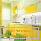 Mobilă de bucătărie cu fațade albe și galbene